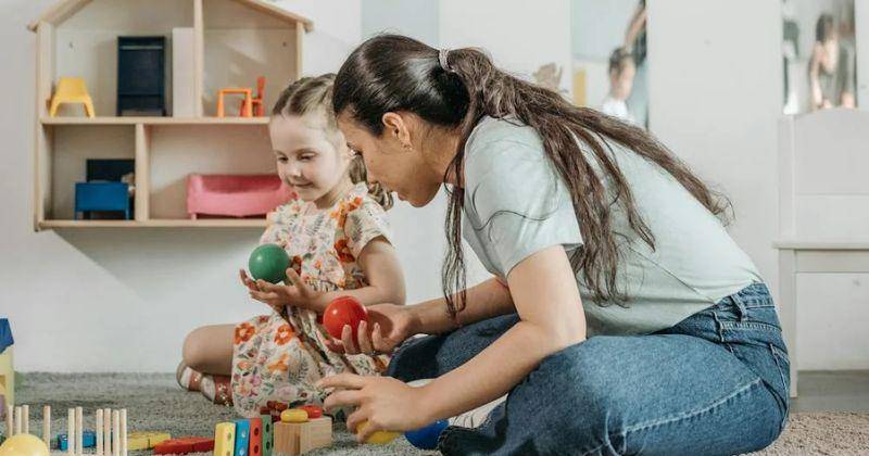 Hati-Hati! Ini Alasan Mengapa Tidak Boleh Mencium Anak Sembarangan!
